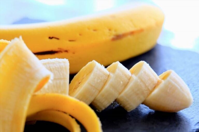 Deser z bananami i karmelem