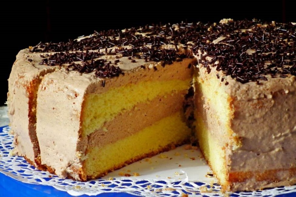 Kiedy kroić tort bezowy po upieczeniu