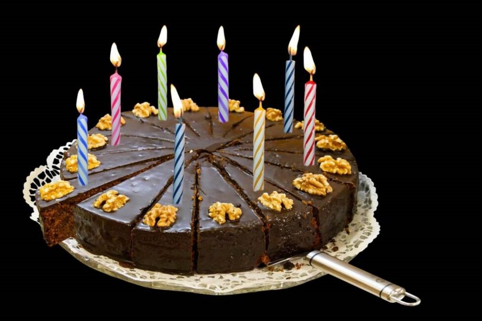 Kiedy najlepiej kroić tort bezowy